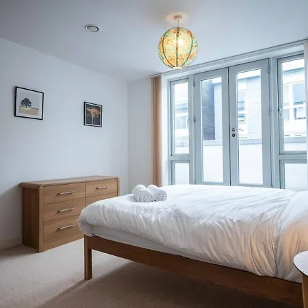 Gorgeous Flat With Parking בריסטול