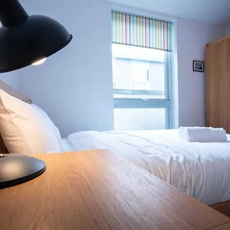 Gorgeous Flat With Parking * בריסטול