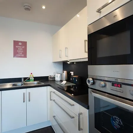 Gorgeous Flat With Parking דירה בריסטול